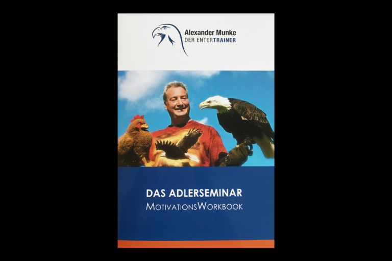 Auf dem blau weißen Umschlag ist Alexander Munke mit einem echten Weißkopfseeadler auf der einen und einem Plüschhuhn auf der anderen Hand zu sehen.